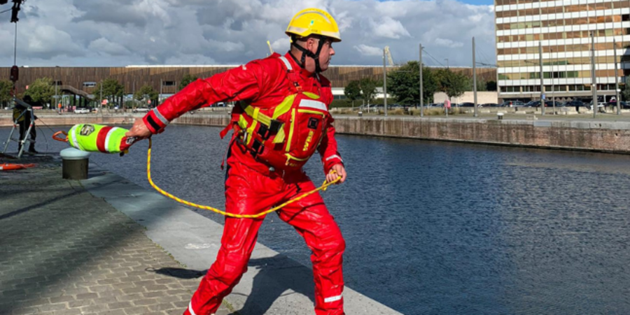 Brandweerman gooit touw in Schelde Brandweerman gooit touw in Schelde